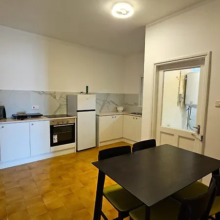 Sky Way Apartment, 150m From Chabad Lubavitch Apartamento *