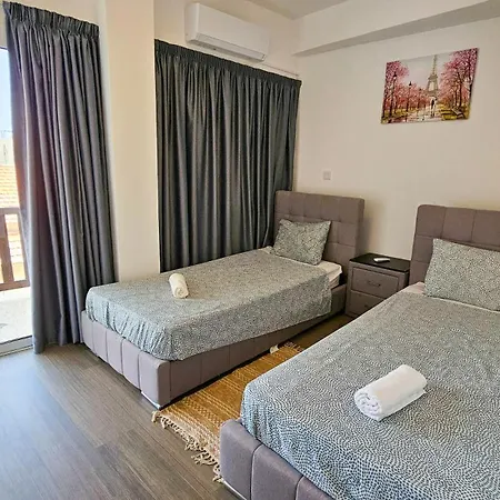 Sky Way Apartment, 150m From Chabad Lubavitch * Larnaca